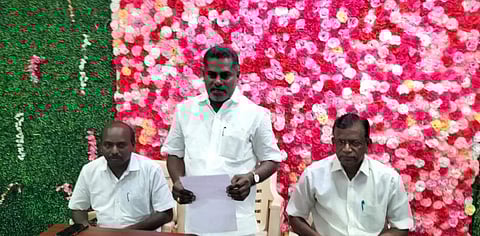 தஞ்சாவூரில் செய்தியாளர்களிடம் திங்கள்கிழமை பேசிய தமிழ்நாடு விவசாயிகள் சங்க மாநிலப் பொதுச் செயலர் சாமி. நடராஜன்.