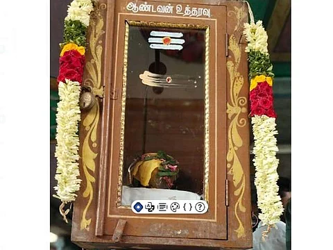 காங்கயம் அருகே, சிவன்மலை முருகன் கோயிலில், கண்ணாடிப் பெட்டியில் வைக்கப்பட்டிருக்கும் தீர்த்தக் கலசம்.