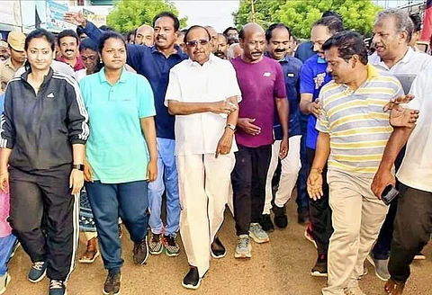 புதுக்கோட்டை நகரில் 'நடப்போம் நலம் பெறுவோம்' திட்டத்துக்காக தேர்வு செய்யப்பட்டுள்ள சாலையை நடந்தே ஆய்வு செய்த அமைச்சர்கள்.