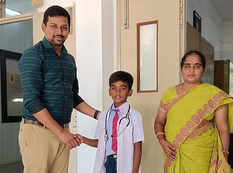 உடுமலை ஆா்.கே.ஆா். ஞானோதயா பள்ளியில் தேசிய மருத்துவா் தின விழா