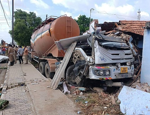 தாராபுரம் தாலுகா, குண்டடம் அருகே டீக்கடைக்குள் புகுந்து விபத்துக்குள்ளான லாரி.