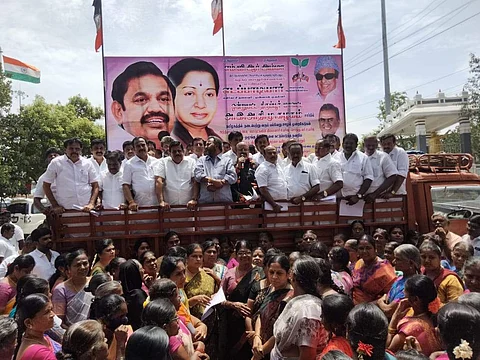 அதிமுக சார்பில் நடைபெற்ற ஆர்ப்பாட்டத்தில் கழக அமைப்புச் செயலாளரும், மாநகர் மாவட்டச் செயலாளருமான பொள்ளாச்சி வி.ஜெயராமன் உள்ளிட்டோர் கலந்துகொண்டனர்.