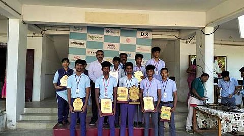 சேரன்மகாதேவியில் கல்லூரி மாணவா்களுக்கு பாராட்டு