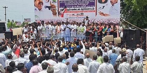 அத்தியாவசிய பொருட்களின் விலையேற்றத்தை கண்டித்து ராணிப்பேட்டையில் நடைபெற்ற கண்டன ஆர்ப்பாட்டத்தில் கலந்து கொண்ட அதிமுகவினர்.