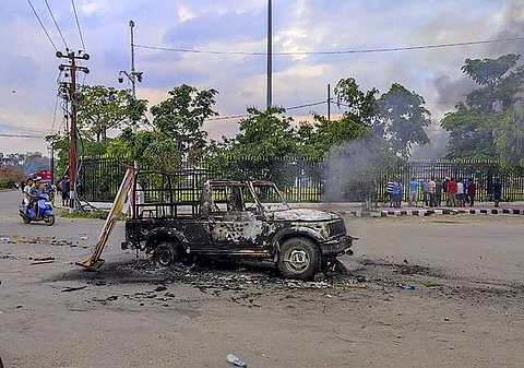நாடாளுமன்றத்தில் பிரதமா் மோடி விளக்கமளிக்க வேண்டும்
