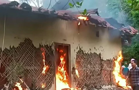 மணிப்பூரில் பெண்கள் வன்கொடுமை: குற்றவாளியின் வீட்டை அடித்து நொறுக்கிய சொந்த கிராம மக்கள்.!