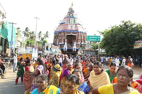 திருவையாறில் வெள்ளிக்கிழமை பெண்கள் இழுத்த தேர்.