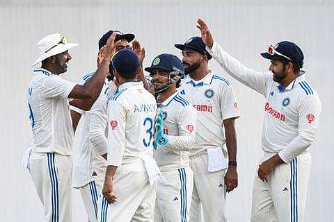 விக்கெட் வீழ்த்திய மகிழ்ச்சியில் இந்திய வீரா்கள்.