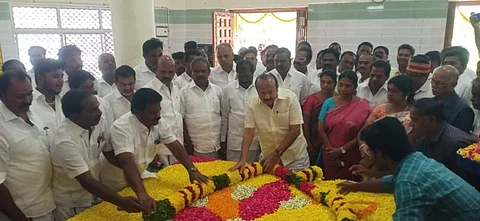 சுப்பிரமணி சிவா தினைவிடத்திற்கு மாலை அணிவித்து மரியாதை செலுத்து மாநில வேளாண்மை புலவர் நலத்துறை அமைச்சர் எம்.ஆர்.கே. பன்னீர்செல்வம், மாவட்ட ஆட்சியர் கி.சாந்தி.