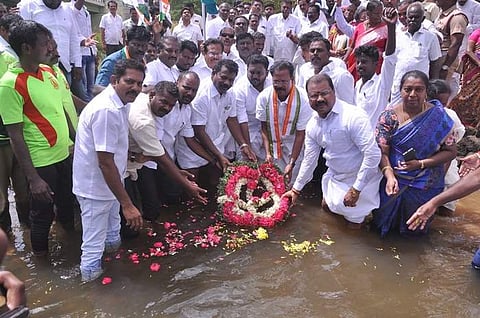 திருநெல்வேலியில் தாமிவருணி ஆற்றில் மூழ்கி மாஞ்சோலை தேயிலை தோட்ட தொழிலாளர்கள் உயிரிழந்த தினத்தையொட்டி பல்வேறு கட்சிகள் சார்பில் ஞாயிற்றுக்கிழமை அஞ்சலி செலுத்தப்பட்டது.