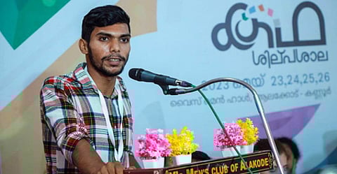 காலையில் நாளிதழ் விநியோகம்; இரவில் ஜேசிபி ஓட்டுநர்: உயரிய விருது வென்ற இளம் எழுத்தாளர்
