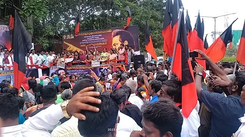 திமுக ஆர்ப்பாட்டத்தில் எதிர்க்கட்சித் தலைவர் கீழே விழுந்து காயம்