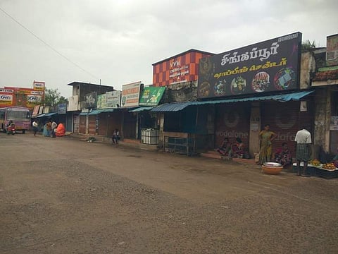 பொன்னேரி நகராட்சியில் வியாபாரிகள் மீது தாக்குதல் நடத்திய ரெளடிகள் மீது நடவடிக்கை எடுக்க நடைபெற்ற கடை அடைப்பு போராட்டம்.