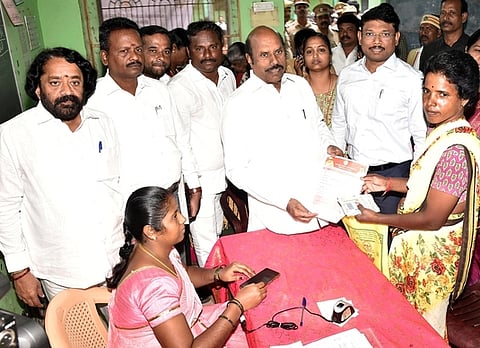 மகளிா் உரிமைத்தொகை பதிவு முகாம்களை கண்காணிக்க கூடுதல் அலுவலா்கள்: அமைச்சா் எ.வ.வேலு தகவல்