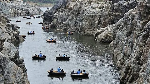 ஒகேனக்கல்லுக்கு நீா்வரத்து அதிகரிப்பு: காவிரி ஆற்றில் பரிசல்கள் இயக்க தடை