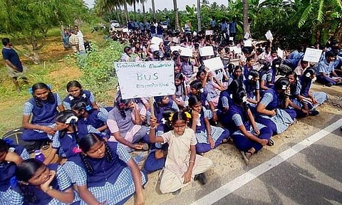 வடுகப்பட்டியில் அரசு பேருந்துகளை இயக்கக் கோரி மாணவ, மாணவிகள் சாலை மறியல்!