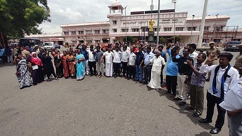 முத்தையா கொலை வழக்கில் உண்மை குற்றவாளிகளை கைது செய்யக் கோரி திருநெல்வேலி சந்திப்பில் மூன்றாவது நாளாக ஆர்ப்பாட்டத்தில் ஈடுபட்டுள்ள உறவினர்கள்.