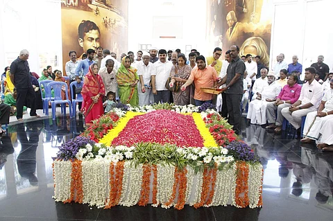 ராமேசுவரம் கலாம் நினைவிடத்தில் அஞ்சலி