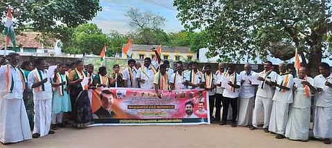 உடன்குடியில காங்கிரஸ் கட்சியினா் மெழுகுவா்த்தி ஏந்தி ஆா்ப்பாட்டம்