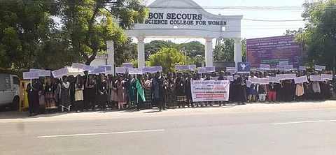 மணிப்பூரில் நடைபெறும் பாலியல் வன்கொடுமை, வன்முறை சம்பவங்களை கண்டித்து மன்னார்குடியில் கருப்பு உடை அணிந்து ஆர்ப்பாட்டத்தில் ஈடுப்பட்ட பான் செக்கர்ஸ் மகளிர் கல்லூரி மாணவிகள் .