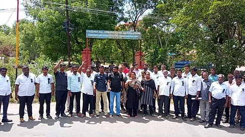 துறையூர் நீதிமன்றம் முன்பு ஆர்ப்பாட்டத்தில் ஈடுபட்டுள்ள வழக்குரைஞர்கள்