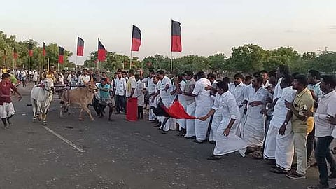 கமுதி அருகே இரட்டை மாட்டு வண்டிப் பந்தயம்