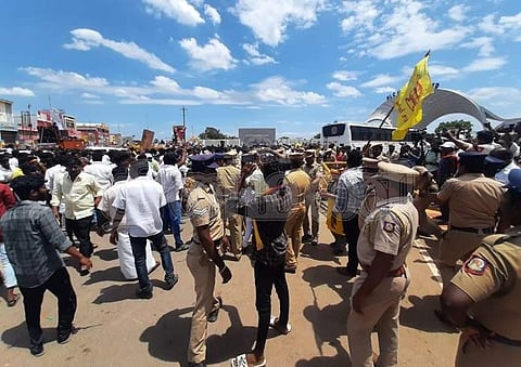 நெய்வேலியில் கலவரமாக மாறிய போராட்டம்: கல்வீச்சு, தடியடி; காவல் ஆய்வாளர் காயம்!