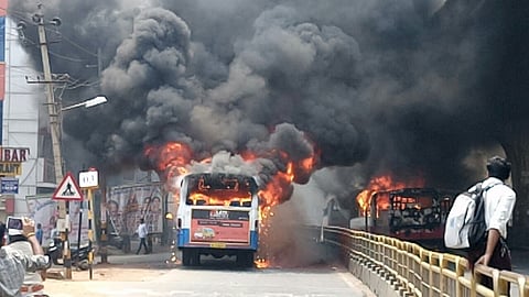 திருவனந்தபுரத்தில் ஓடும் பேருந்தில் பற்றி எரிந்த தீ!