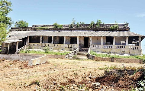 புதர் மண்டிய நிலையில் டச்சுக் கோட்டை