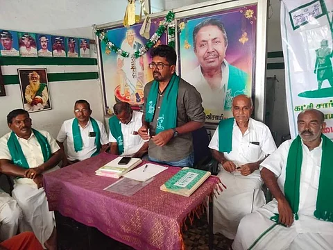 திருப்பூரில் சனிக்கிழமை நடைபெற்ற செய்தியாளர்கள் சந்திப்பில் பேசுகிறார் கட்சி சார்பற்ற தமிழக விவசாயிகள் சங்கத்தின் மாநில செயல்தலைவர் என்எஸ்பி வெற்றி.