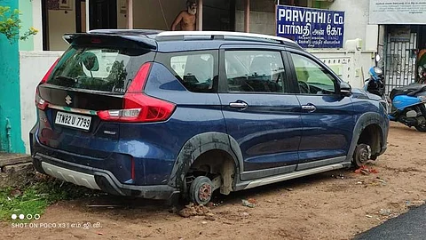 வீட்டின் முன்பு நிறுத்தி இருந்த சொகுசு காரின் நான்கு டயர்களையும் மர்ம நபர்கள் கழட்டிச் சென்றனர்.