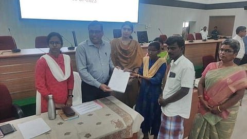 பெற்றோர்களை இழந்த மாணவிக்கு இலவச வீட்டு மனை பட்டா: ஆட்சியர் நடவடிக்கை