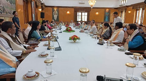 மணிப்பூர் ஆளுநருடன் எதிர்க்கட்சி எம்.பி.க்கள் சந்திப்பு