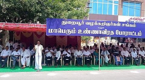 உண்ணாவிரதப் போராட்டத்தில் ஈடுபட்ட வழக்குரைஞர்கள்.