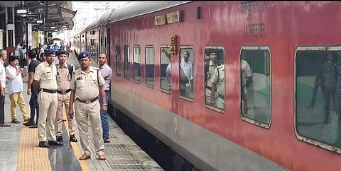 ஜெய்ப்பூர்-மும்பை விரைவு ரயிலில் துப்பாக்கிச்சூடு: 4 பேர் பலி