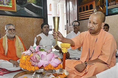 கோரக்நாத் கோயிலில் ருத்ராபிஷேகம் செய்தார் முதல்வர் யோகி!