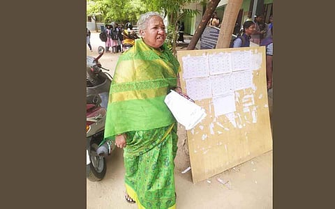 கரூரில் 51 வயதில் பத்தாம் வகுப்பு தோ்வெழுதிய சத்துணவு சமையலா்