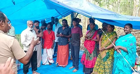 விவசாயம் செய்ய அனுமதிக்கக் கோரி கொட்டும் மழையில் போராட்டம்!