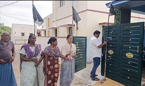 கீழ்பவானி கான்கிரீட் திட்டத்துக்கு எதிர்ப்பு: வீடுகளில் கருப்புக் கொடி போராட்டம்