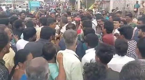 காவல் துறை வாகனம் மோதி சிறுமி உயிரிழந்தைக் கண்டித்து சாலை மறியல் போராட்டத்தில் ஈடுபட்ட பொதுமக்கள்.