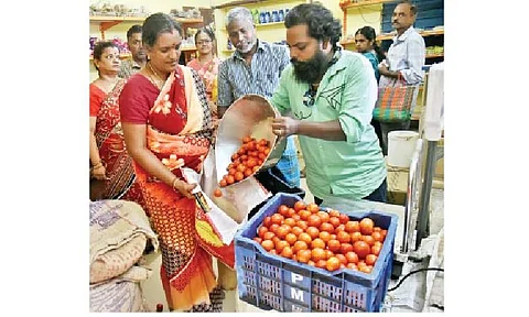 300 நியாயவிலைக் கடைகளில் நாளைமுதல் தக்காளி விற்பனை!