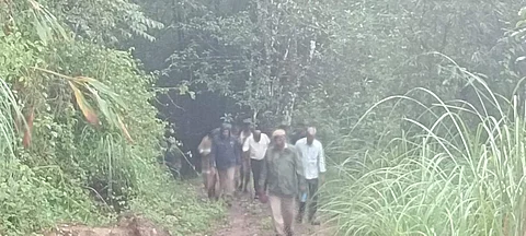 3 நாட்கள் வனப்பகுதியில் தங்கியிருந்த விவசாயிகளிடம் கோட்டாட்சியர் பால்பாண்டியன் பேச்சுவார்த்தை நடத்தி அழைத்து வந்தார்.