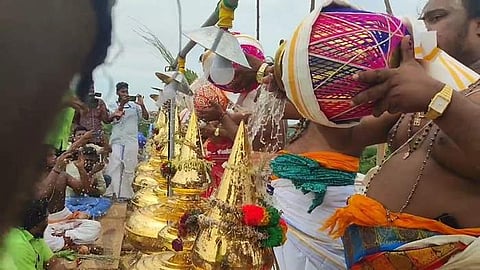 18 ஆண்டுகளுக்கு பிறகு சிக்கல் சிங்காரவேலவா் கோயில் கும்பாபிஷேகம் புதன்கிழமை நடைபெற்றது.