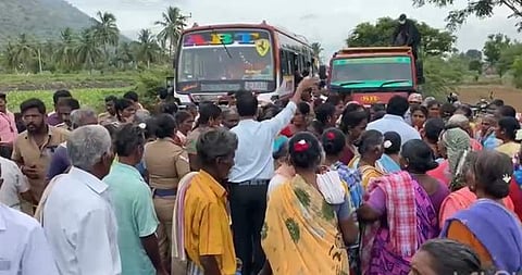 கொளத்தூர் அருகே சாலை மறியல் ஈடுபட்ட தேசிய ஊரக வேலை உறுதி அளிப்பு திட்ட பணியாளர்கள்.