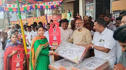 திருப்பூர் வடக்கு மாவட்ட பாஜக சார்பில் தூய்மைப்பணியாளர்களுக்கு நலத்திட்ட உதவிகளை வழங்குகிறார் ஜார்கண்ட் மாநில ஆளுநர் சி.பி.ராதாகிருஷ்ணன்.