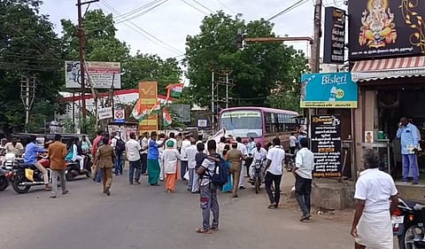 ராகுல் காந்தி பதவி பறிப்பு வழக்கு: நீதிமன்ற தீர்ப்பை கண்டித்து சாலை மறியலில் ஈடுபட்டவர்கள் கைது