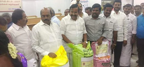 விவசாயிகளுக்கு மானிய உரங்களை வழங்கிய நெடுஞ்சாலைத் துறை அமைச்சர் எ.வ.வேலு, நகராட்சி நிர்வாகத் துறை அமைச்சர் கே.என். நேரு