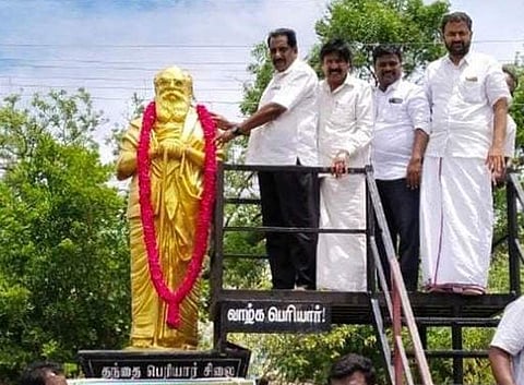 எஸ்.வி.சக்கரை மைதீனுக்கு நினைவு அஞ்சலி செலுத்தும் நிகழ்ச்சியில் பங்கேற்றோர்.