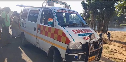 முக்கூடல் அருகே ஆற்றில் மூழ்கி இருவா் உயிரிழப்பு
