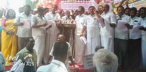 கடலூரில் செவ்வாய்க்கிழமை ஆா்ப்பாட்டத்தில் ஈடுபட்ட ஓ.பன்னீா்செல்வம் அணியினா், அமமுகவினா்.